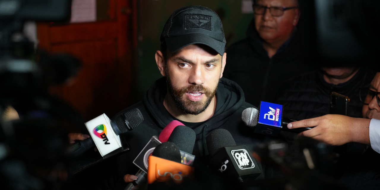 El ministro de Gobierno, Eduardo Del Castillo, en conferencia de prensa, anoche.