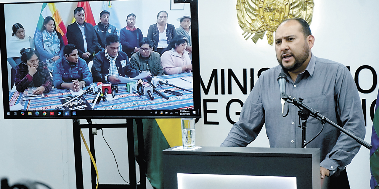 El ministro de Gobierno, Roberto Ríos, en conferencia de prensa.
