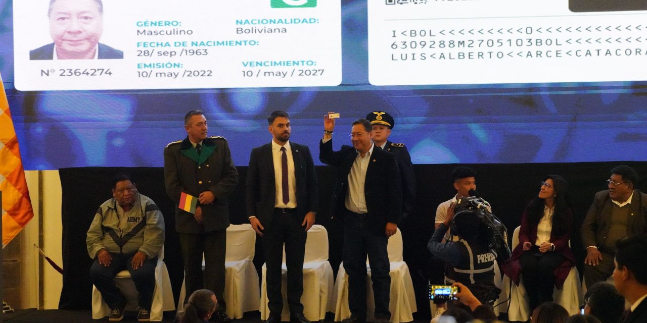 El presidente Luis Arce muestra su renovada licencia de conducir