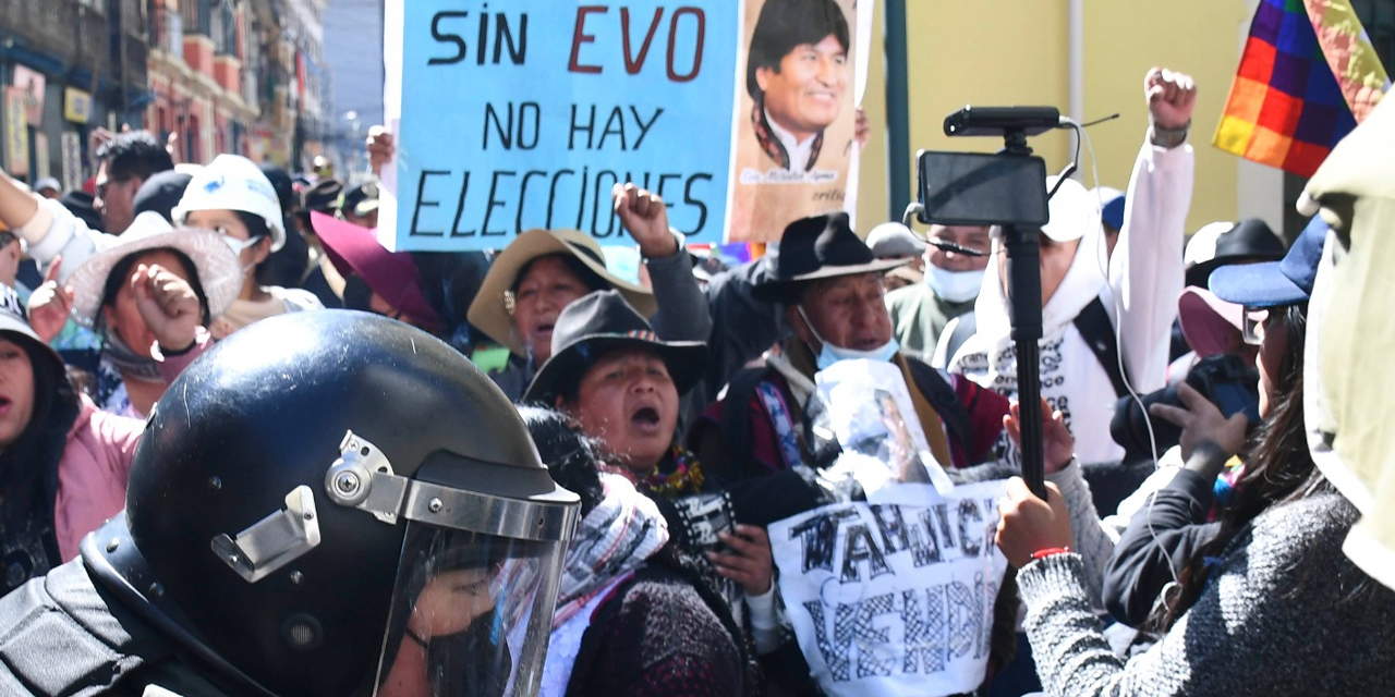 Novillo dice que se puede considerar la acción militar para preservar el proceso democrático