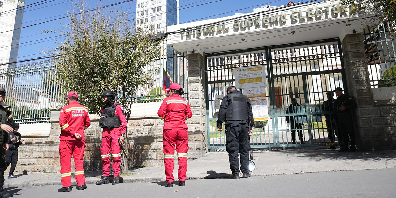Bomberos inspeccionan las oficinas del TSE ante las amenazas y ataques previos