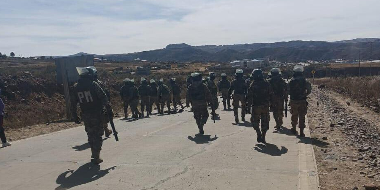 La Unidad Militar de Uncía salió a desbloquear la carretera a Llallagua, el 10 de junio.