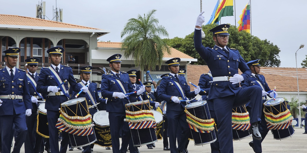 La Banda de Guerra del Colmilav durante su presentación.