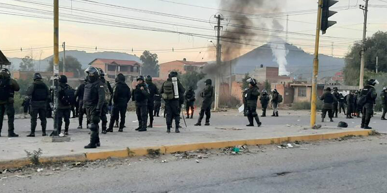 Policías atacados en operativo para liberar ruta hacia el occidente del país