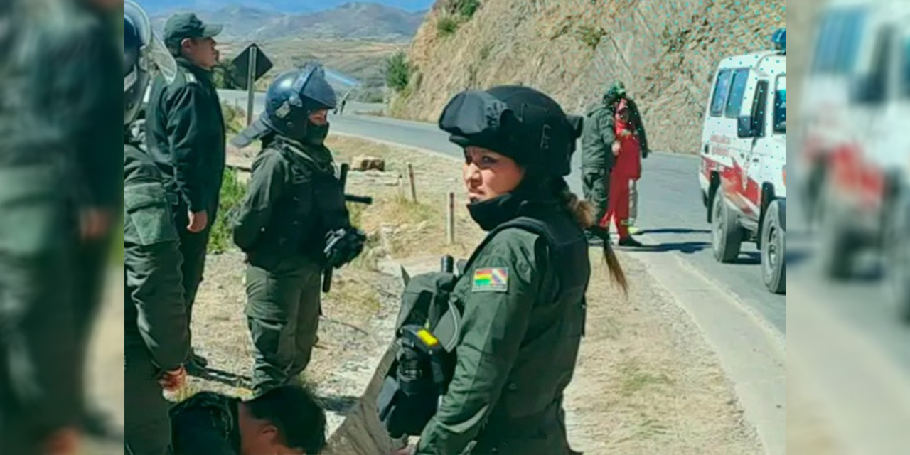 Evistas atacan a policías, emboscada deja heridos en operativo de desbloqueo en Cochabamba
