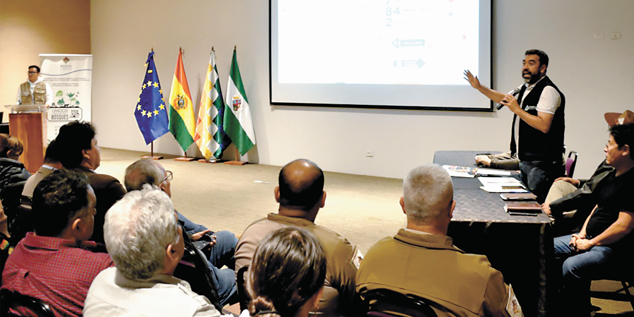 El ministro Álvaro Ruiz en la presentación en Santa Cruz de la Sierra, ayer.