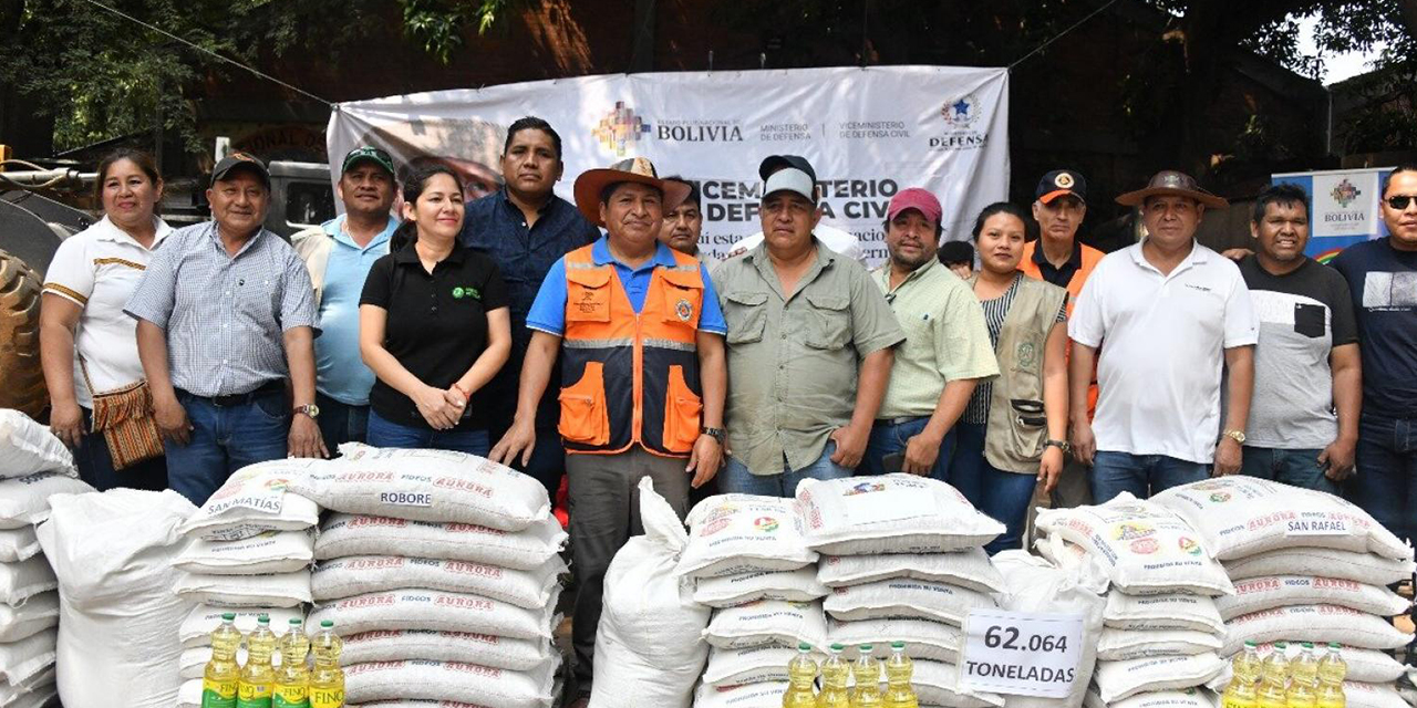 Defensa Civil entrega ayuda humanitaria destinada a las familias damnificadas.