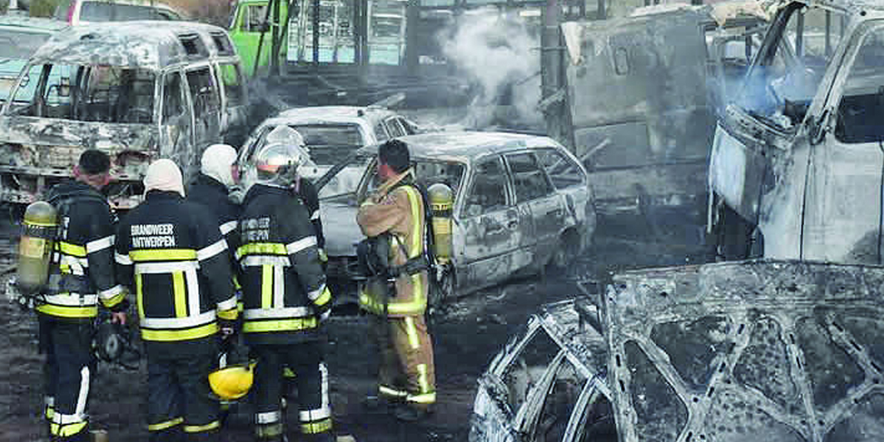 Más de 15 vehículos se queman en Dircabi Cochabamba