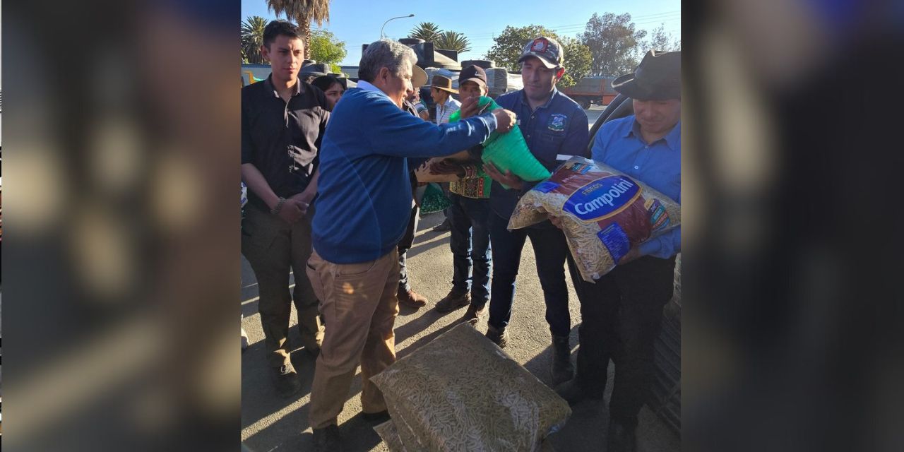 El ministro Edmundo Novillo en la entrega de ayuda a representantes de municipios.