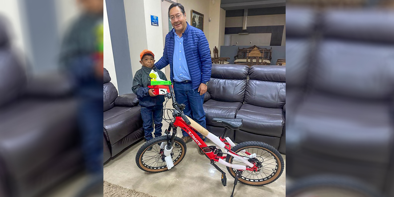 Arce regala una bicicleta al canillita que le robaron su herramienta de trabajo