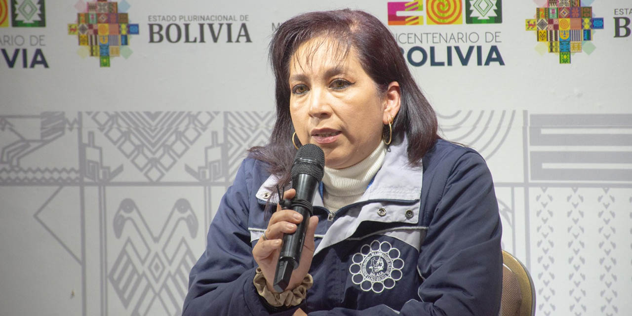  La directora ejecutiva del Inlasa, Evelin Fortún, en conferencia d e prensa.