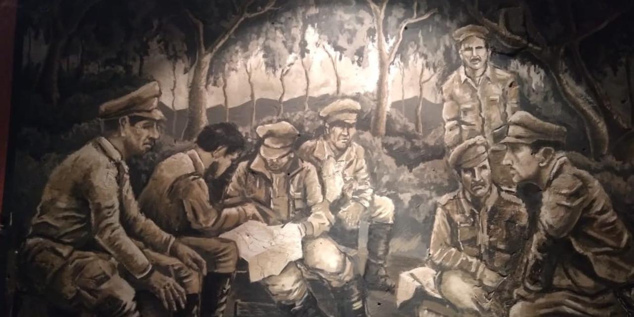 Oficiales bolivianos consultan un mapa de operaciones en la Guerra del Chaco. Dibujo que se exhibe en el Museo de Historia Militar de La Paz. ABI