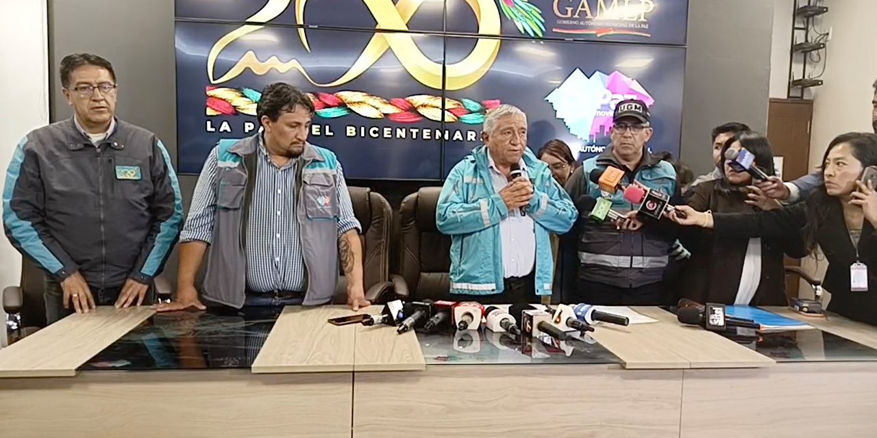 El alcalde Iván Arias anuncia el incremento de los pasajes en La Paz.