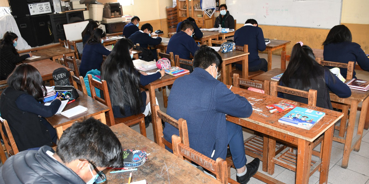 Aunque algunos colegios han flexibilizado sus horarios de ingreso o han adoptado temporalmente la modalidad semipresencial o a distancia, varios continúan con la modalidad presencial.