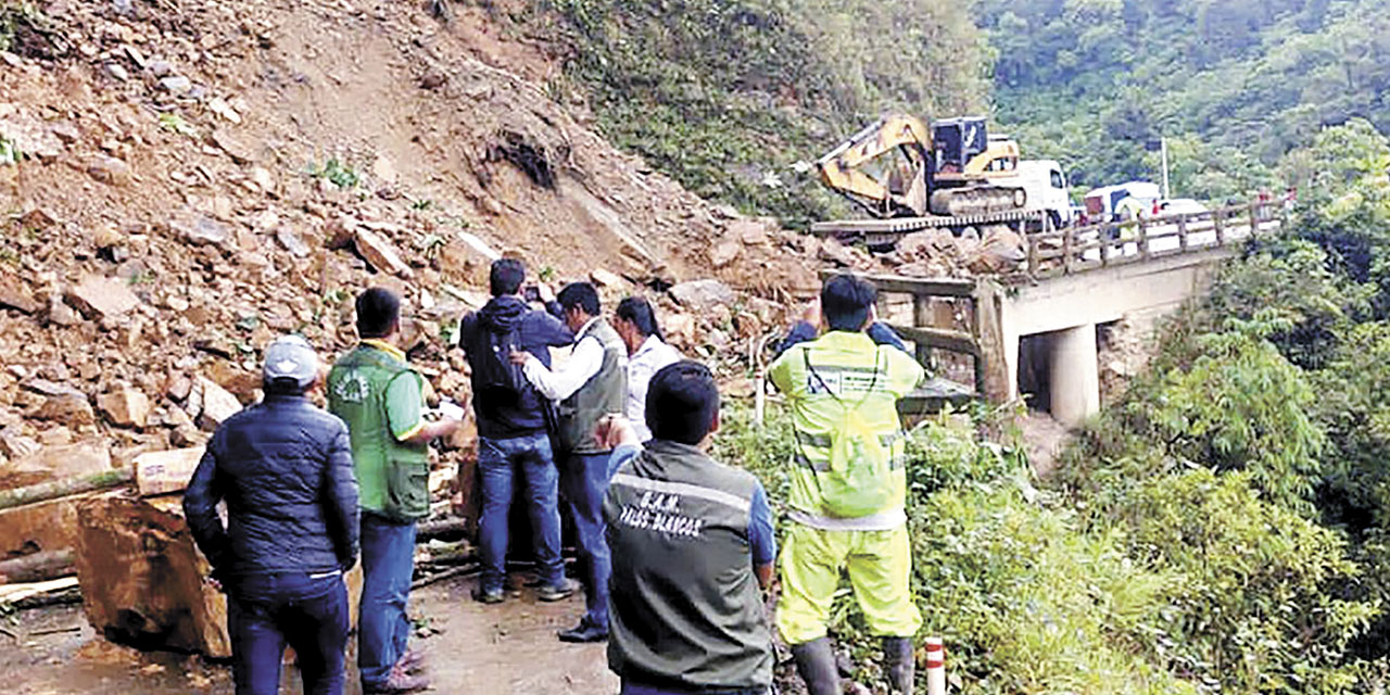 Un deslizamiento en los Yungas de La Paz producto de las lluvias.