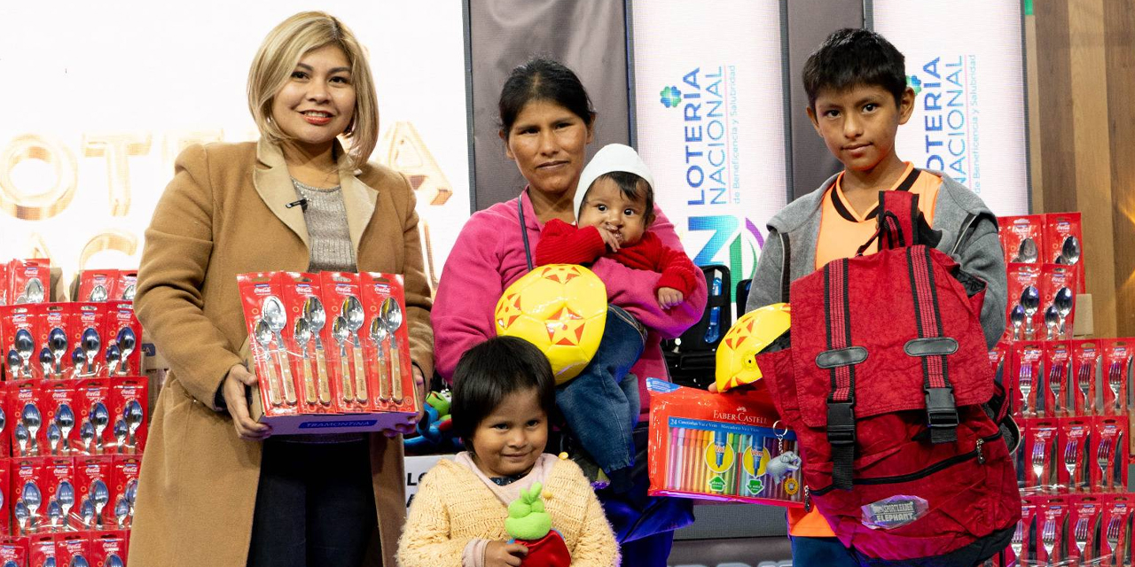 Entrega de ayuda social a una familia de la ciudad de La Paz.