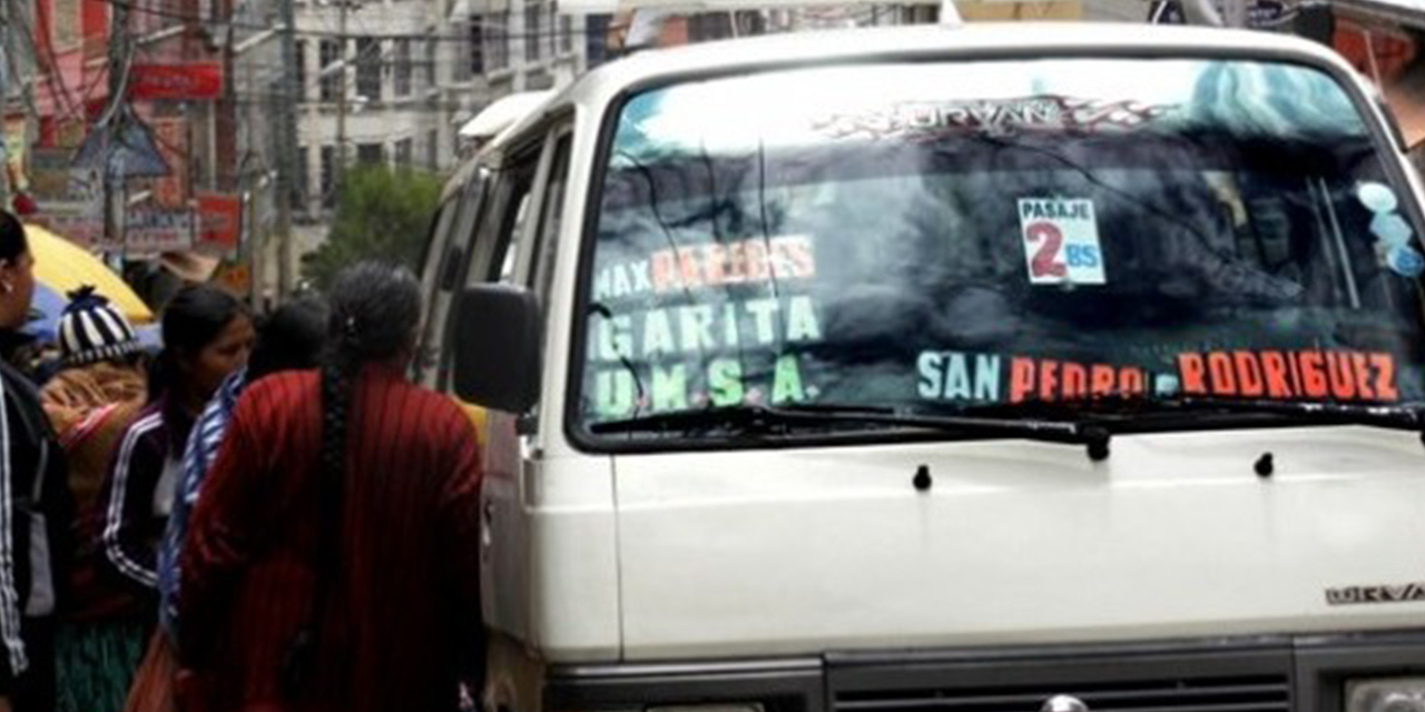 El Concejo Municipal revoca el aumento de tarifas del transporte aprobado por Arias