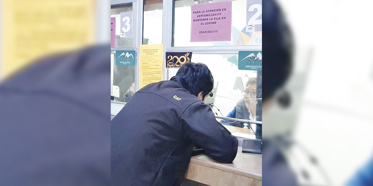 Pago de tributos en la alcaldía.