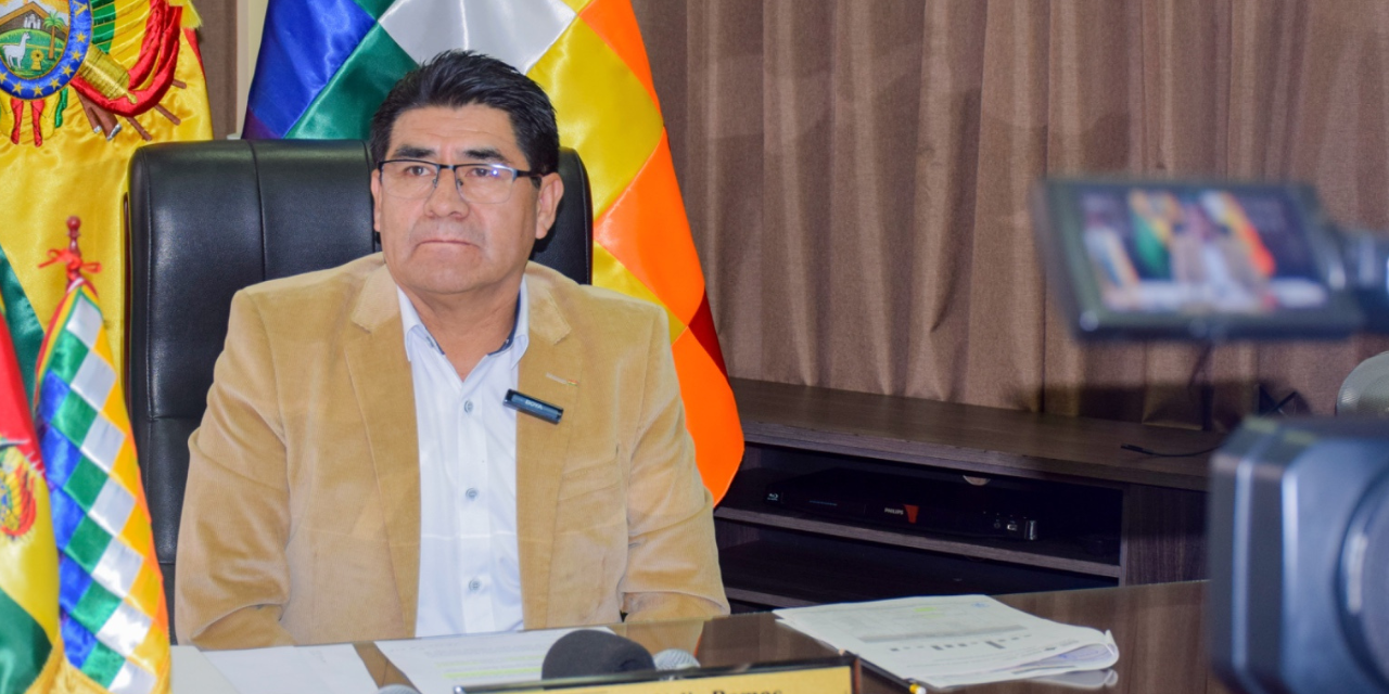 El ministro de Educación, Omar Véliz, en declaraciones a la prensa.