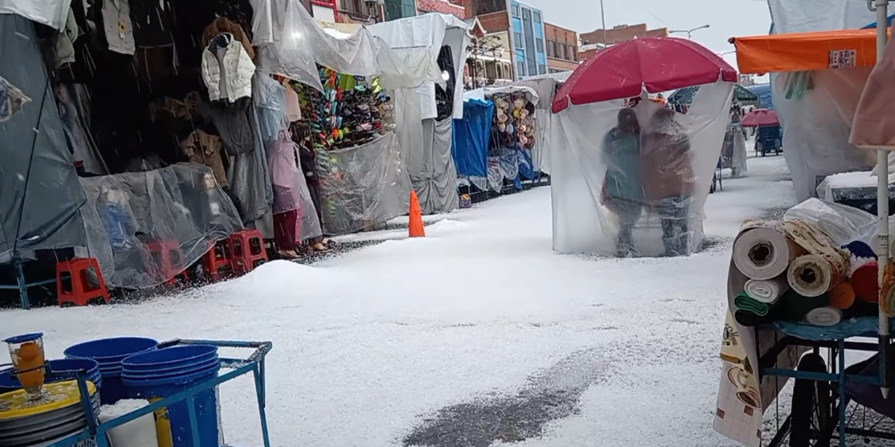 Granizo que cayó en la zona comercial 16 de Julio, El Alto. 