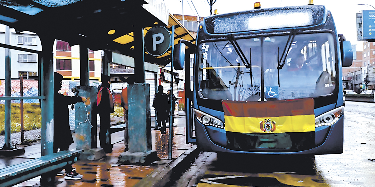 Un bus municipal en su parada.