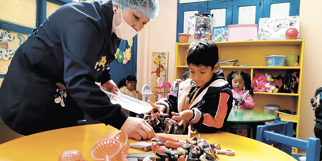 Los niños en el centro.