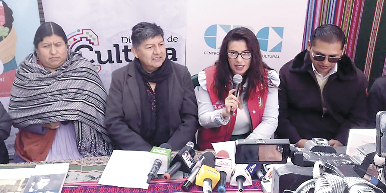 La directora de Cultura, Pamela Alcázar, acompañada de autoridades del Estado.
