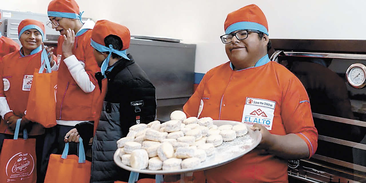 Los jóvenes en su nuevo trabajo.