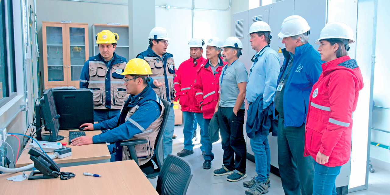 La misión de expertos del OIEA junto al personal de la ABEN en su visita al RB-01. Foto: ABEN