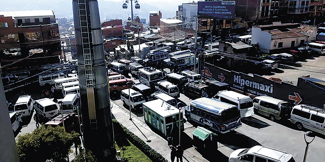 Choferes instalan puntos de bloqueos en la ciudad. 
