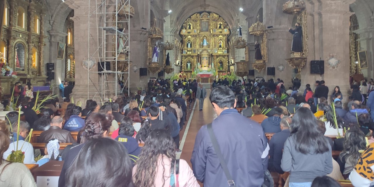 Peregrinos en la iglesia San Francisco. | Foto: Ahora El Pueblo