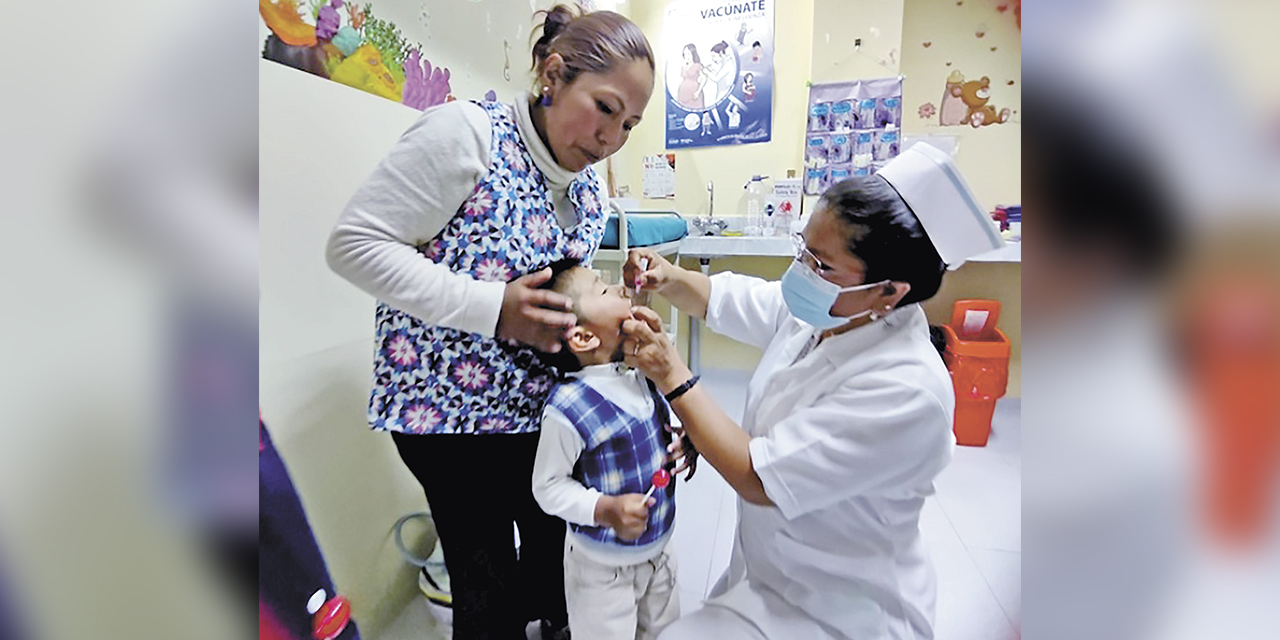 Un menor de edad recibe una dosis en la campaña de vacunación.
