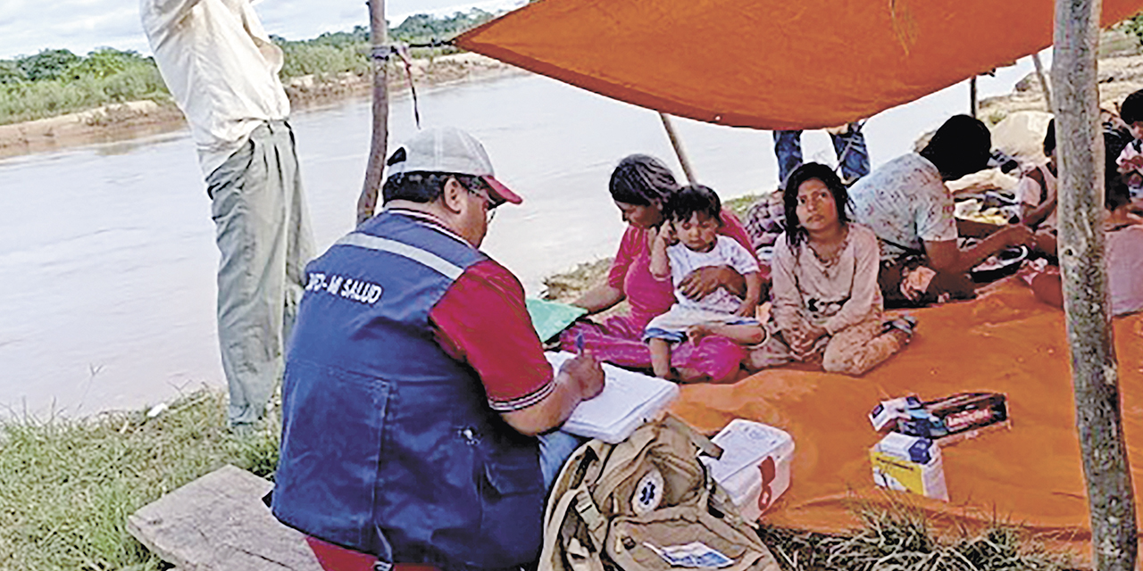 Un brigadista durante una visita a una familia afectada en el Beni. 