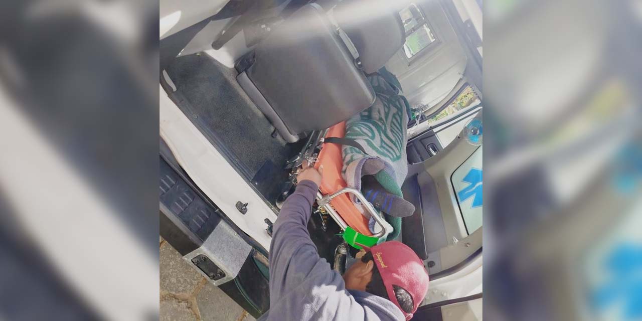 Uno de los heridos en la violencia en Llallagua en una ambulancia