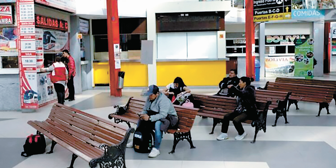 Poca afluencia de pasajeros en la terminal paceña.