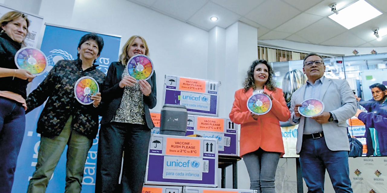 Entrega de vacunas contra el sarampión por parte de Unicef al Gobierno boliviano.