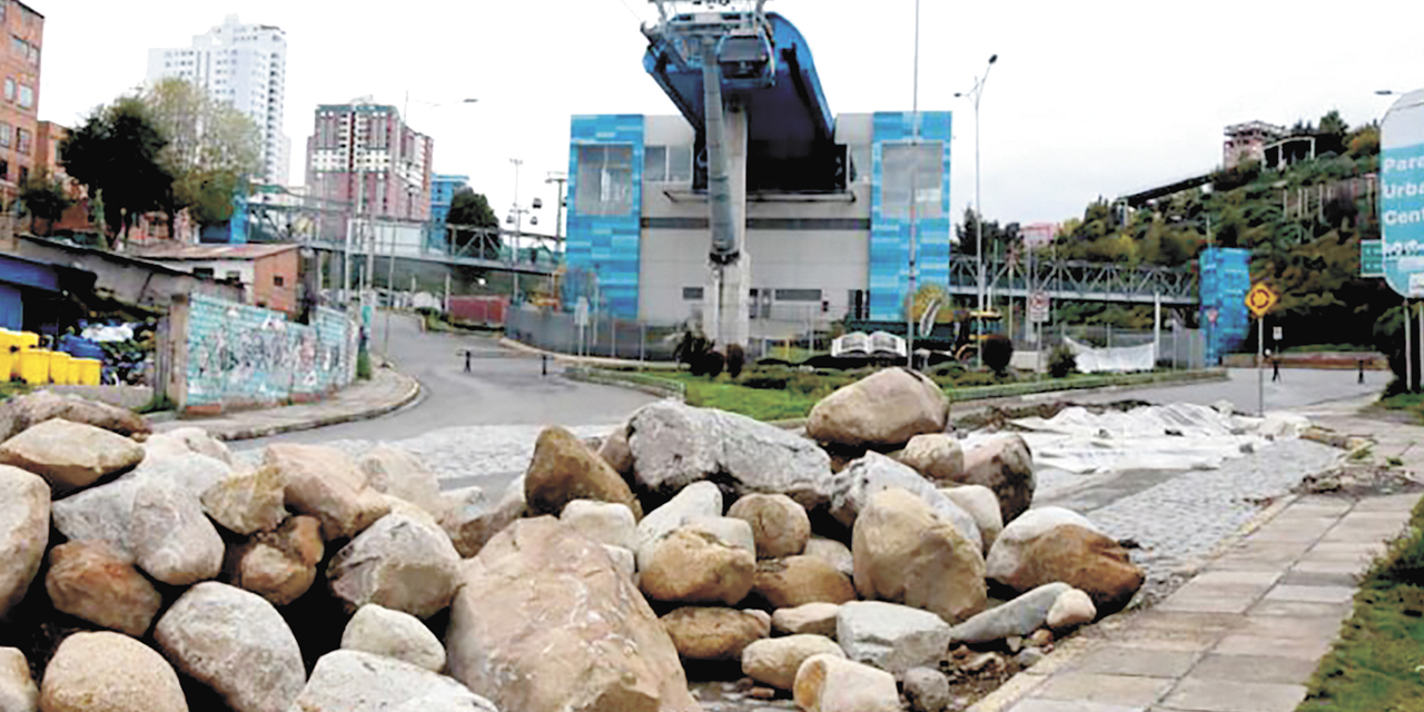Trabajos paralizados en la Avenida del Poeta.