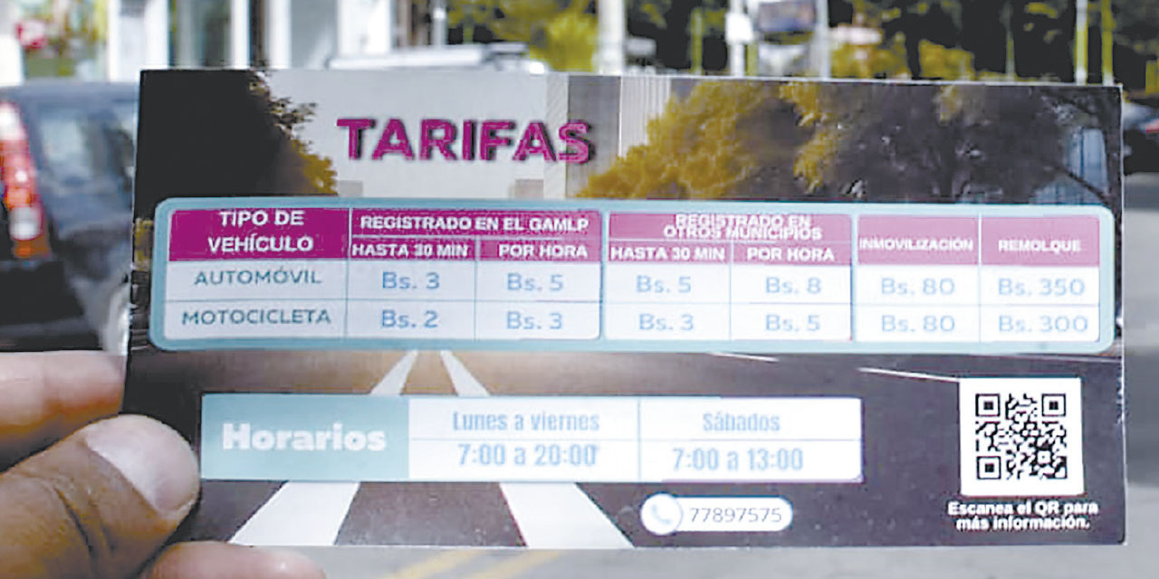 La alcaldía establece con pasacalles dónde pueden estacionarse los vehículos.