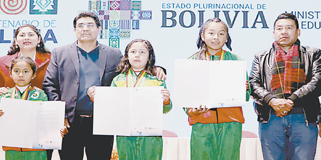 Educación premia a tres estudiantes bolivianas con la Medalla al Mérito