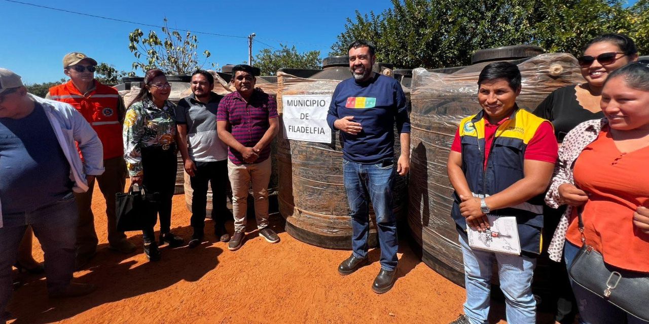 Entrega de tanques de agua en Pando.