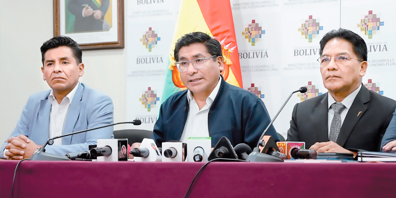 Las autoridades del Gobierno exponen los objetivos de la suspensión de las exportaciones de aceite. Foto: MDPyEP