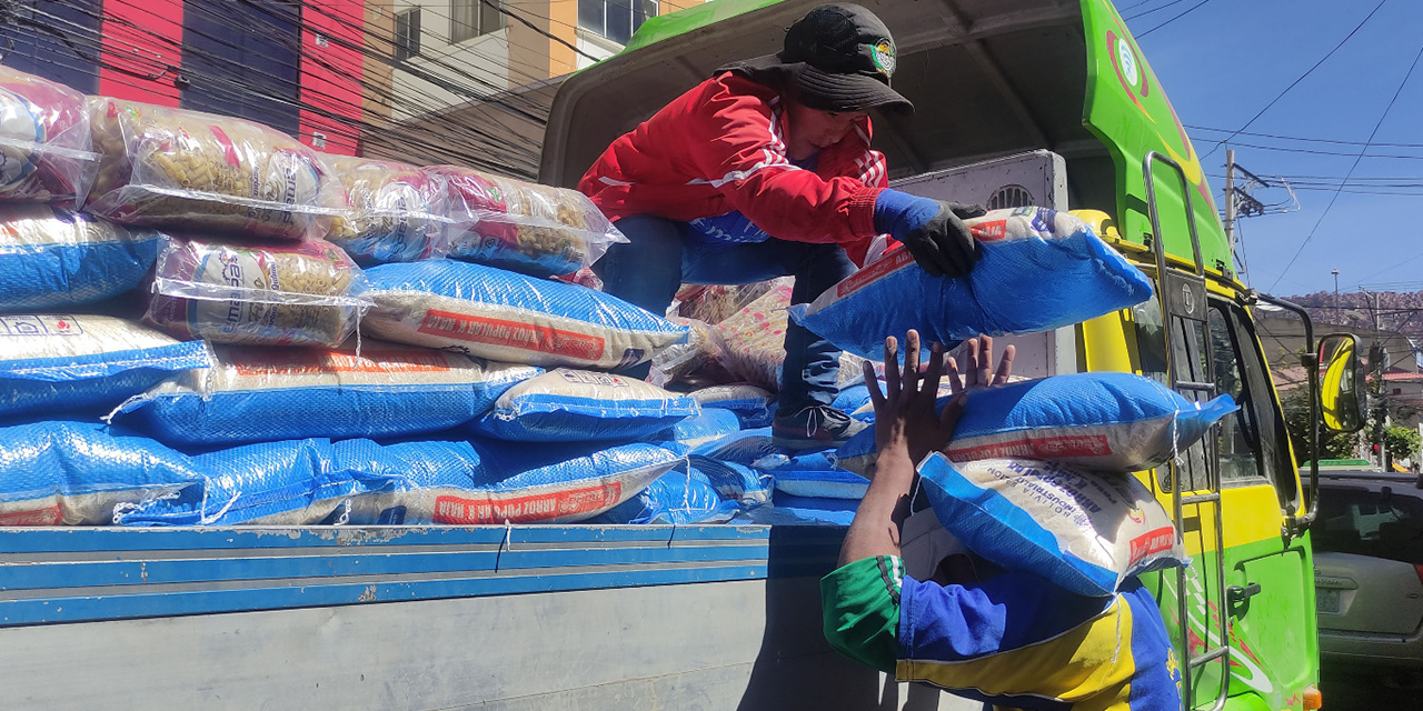 La bolsa arrobera de arroz tiene un costo de Bs 50,50 en los camiones de Emapa.