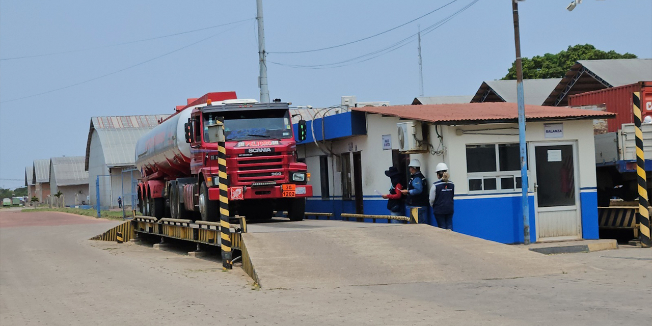 Uno de los camiones cisterna con diésel importado para privados. Foto: DGSC
