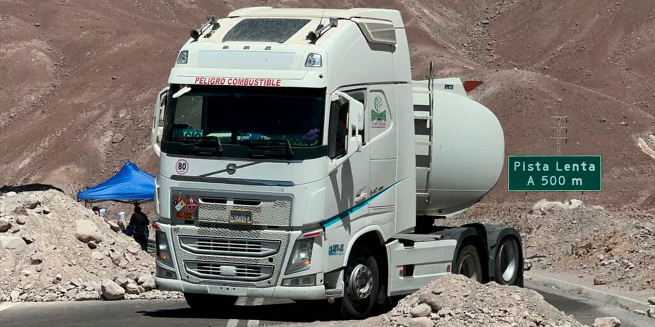 Un camión cisterna con combustible que permaneció en el bloqueo de Chile. Foto: MRE