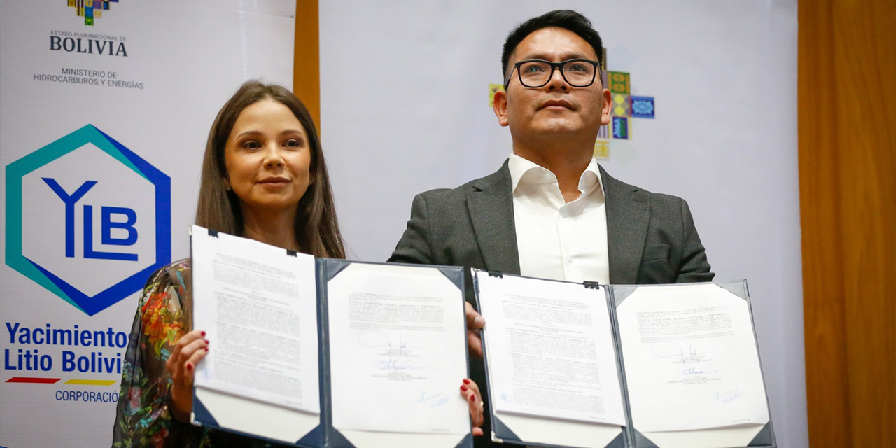Los representantes de las empresas Uranium One Group y de YLB, que firmaron el primer contrato para una planta de EDL en el país. Foto: MHE