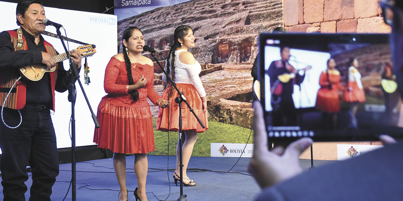 Artistas en la presentación de este evento cultural. (Fotos: Jorge Mamani)