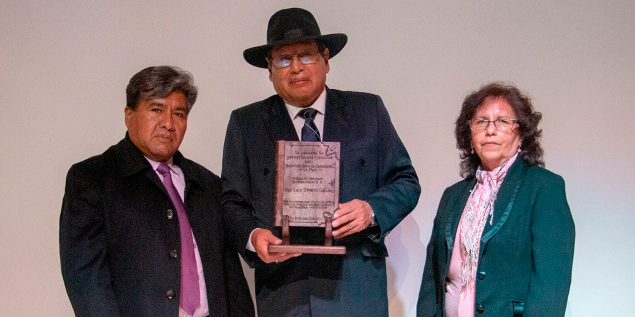 El presidente de la FC-BCB, Luis Oporto Ordóñez, recibe la distinción. | Foto: FC-BCB