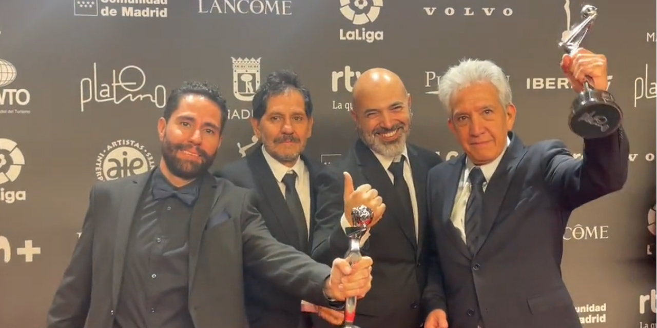 Parte del equipo de producción de ‘Utama’ exhibe sus dos Premios Platino. (Foto: Premios Platino)