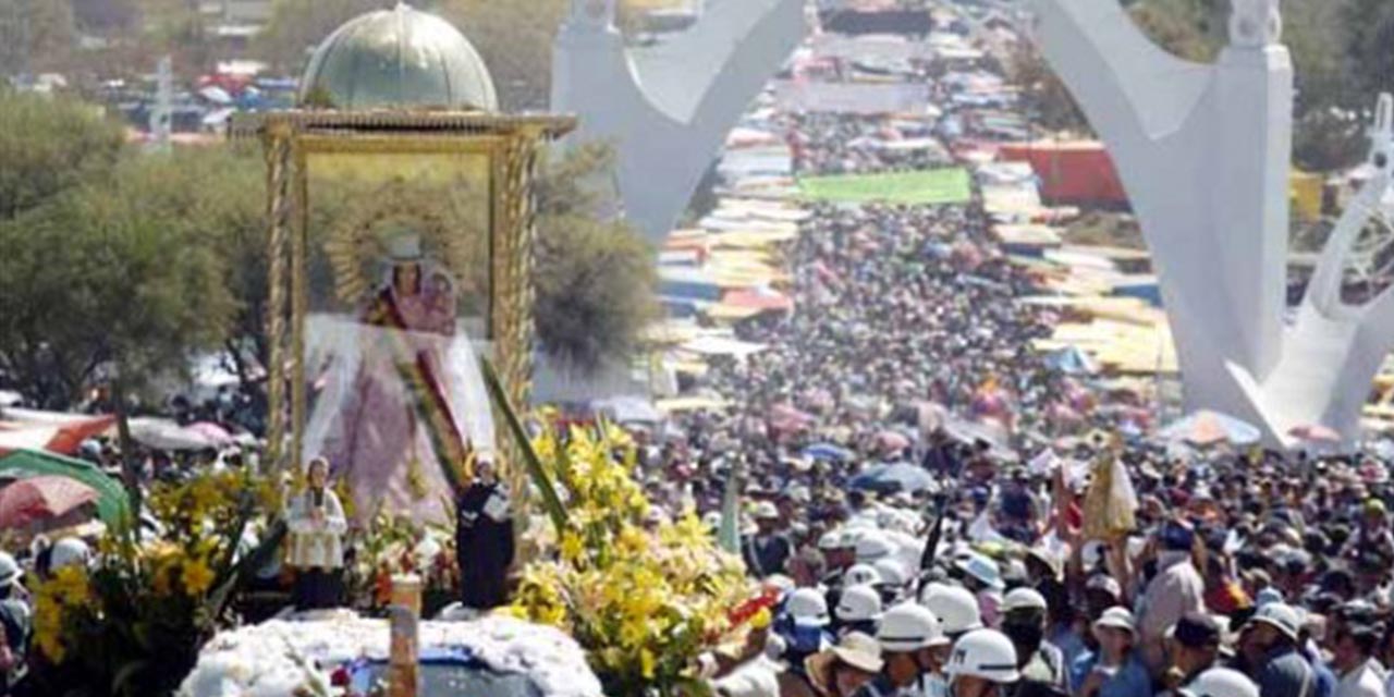 La virgen de Urkupiña ante cientos de feligreses. | Foto: RRSS