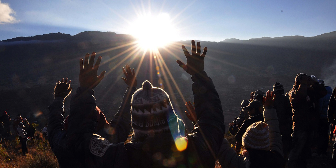 Las manos extendidas para recibir los primeros rayos del sol. (Foto: Archivo)